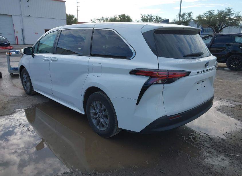 Photo 3 of 2022 Toyota Sienna LE (VIN 5TDKRKEC3NS110851)
