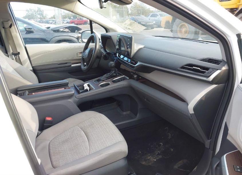 Photo 5 of 2022 Toyota Sienna LE (VIN 5TDKRKEC3NS110851)