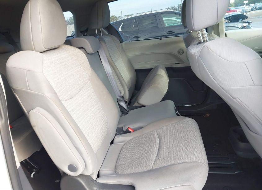 Photo 8 of 2022 Toyota Sienna LE (VIN 5TDKRKEC3NS110851)