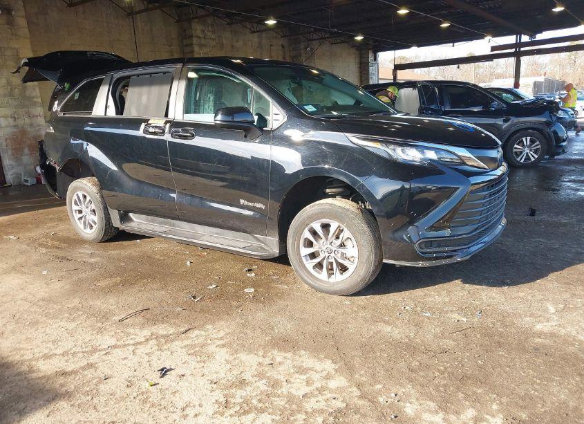 2023 Toyota Sienna LE (VIN 5TDKRKEC3PS163911) main photo