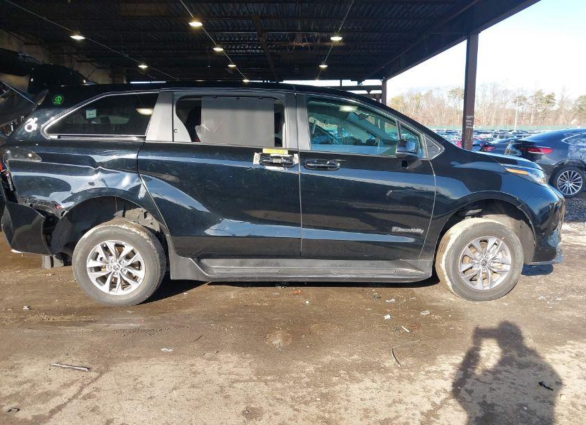 Photo 13 of 2023 Toyota Sienna LE (VIN 5TDKRKEC3PS163911)