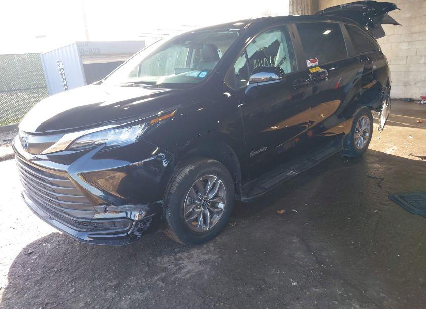 Photo 2 of 2023 Toyota Sienna LE (VIN 5TDKRKEC3PS163911)