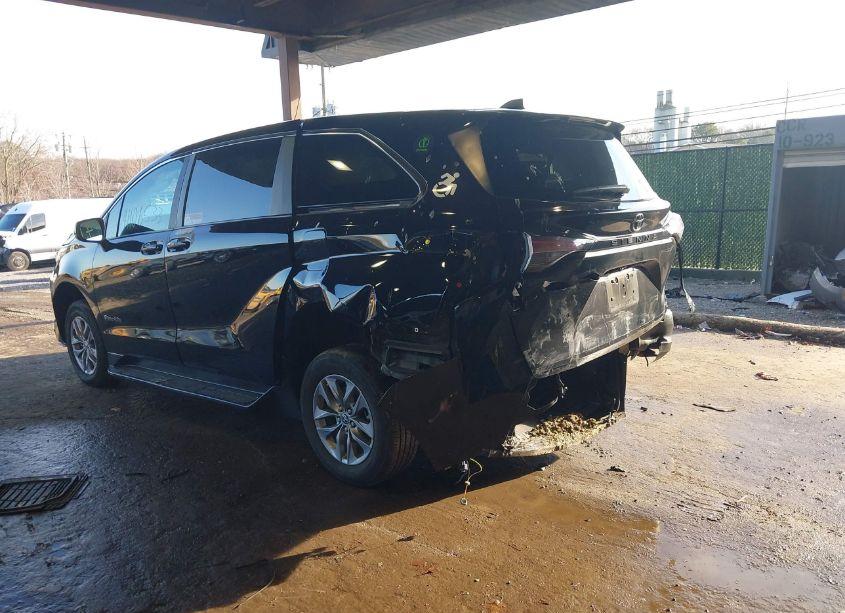 Photo 3 of 2023 Toyota Sienna LE (VIN 5TDKRKEC3PS163911)