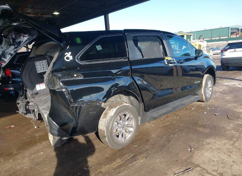 Photo 4 of 2023 Toyota Sienna LE (VIN 5TDKRKEC3PS163911)