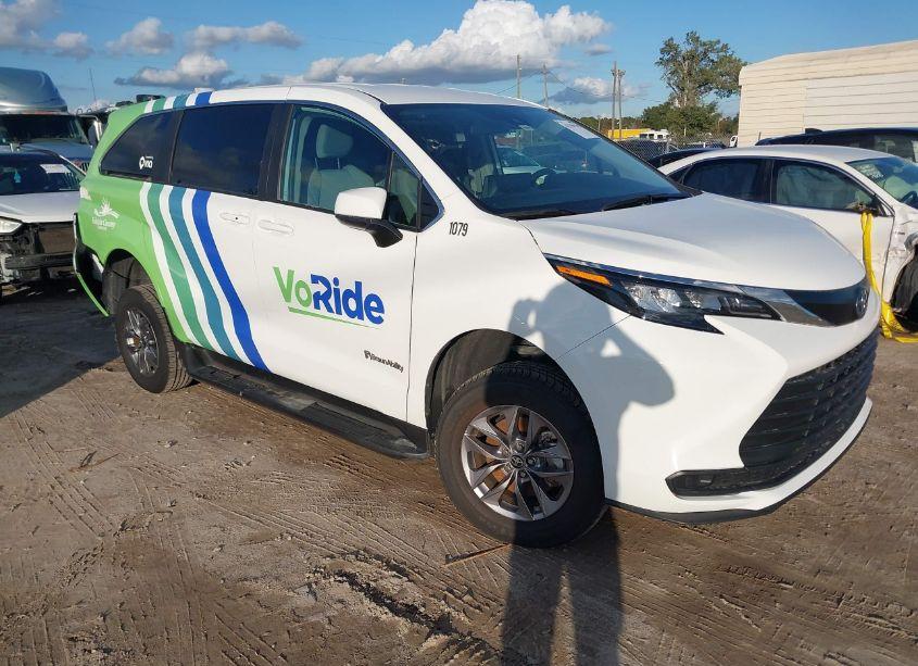 2024 Toyota Sienna LE (VIN 5TDKRKEC3RS184423) main photo