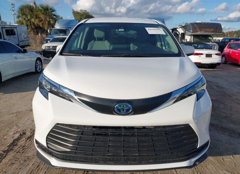 Photo 12 of 2024 Toyota Sienna LE (VIN 5TDKRKEC3RS184423)