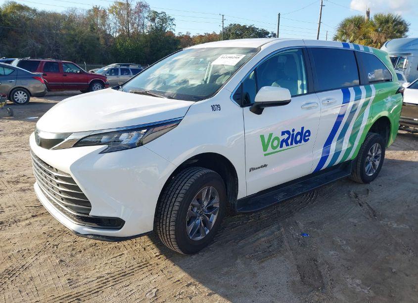 Photo 2 of 2024 Toyota Sienna LE (VIN 5TDKRKEC3RS184423)