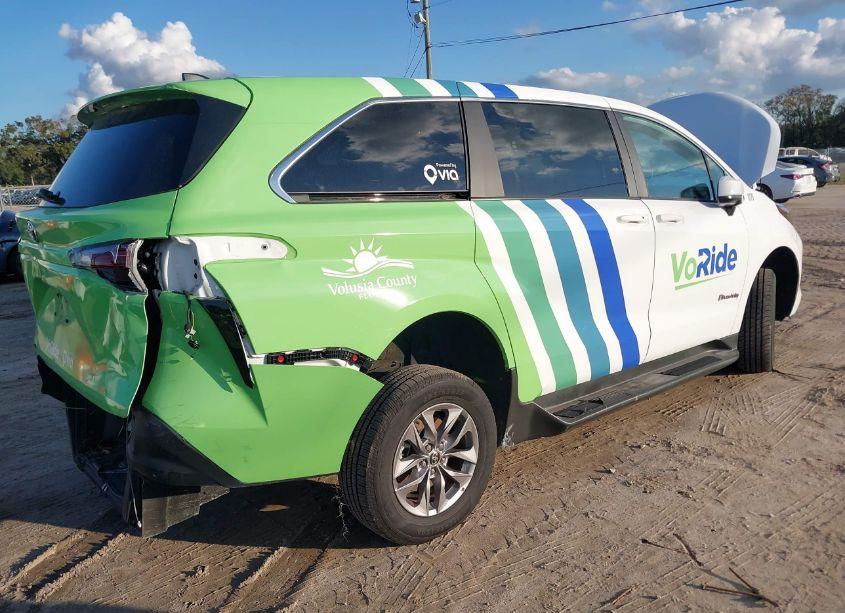 Photo 4 of 2024 Toyota Sienna LE (VIN 5TDKRKEC3RS184423)