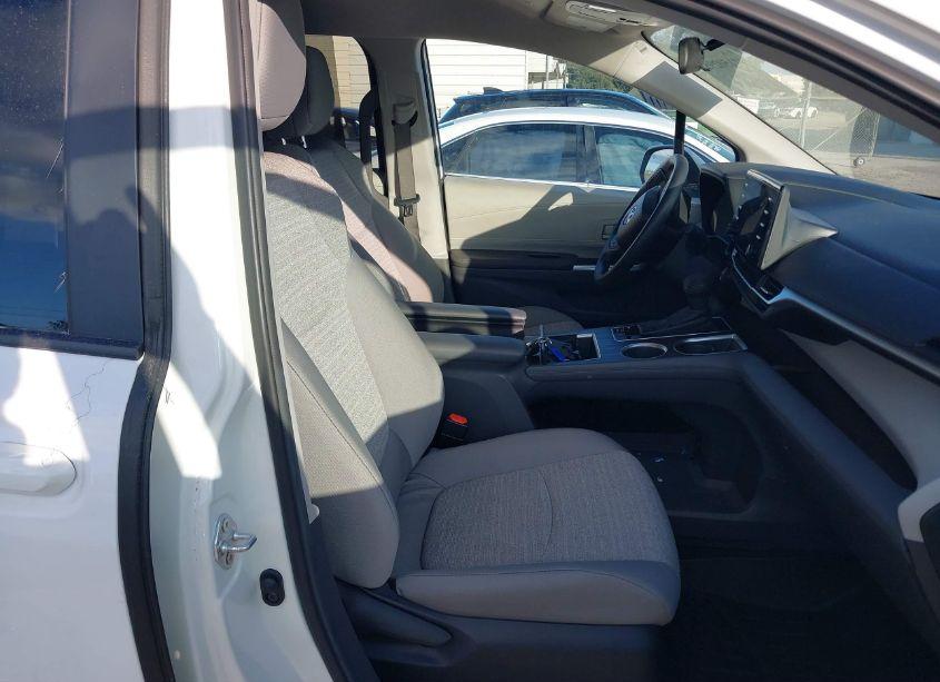 Photo 5 of 2024 Toyota Sienna LE (VIN 5TDKRKEC3RS184423)