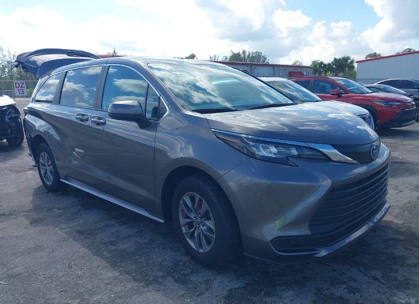 2024 Toyota Sienna LE (VIN 5TDKRKEC3RS187306) main photo