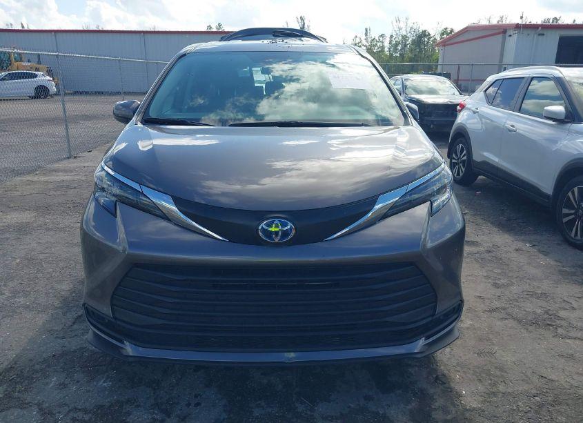 Photo 13 of 2024 Toyota Sienna LE (VIN 5TDKRKEC3RS187306)