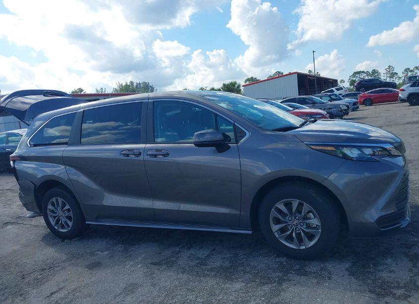 Photo 14 of 2024 Toyota Sienna LE (VIN 5TDKRKEC3RS187306)