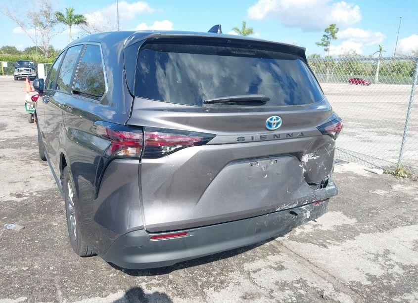 Photo 18 of 2024 Toyota Sienna LE (VIN 5TDKRKEC3RS187306)