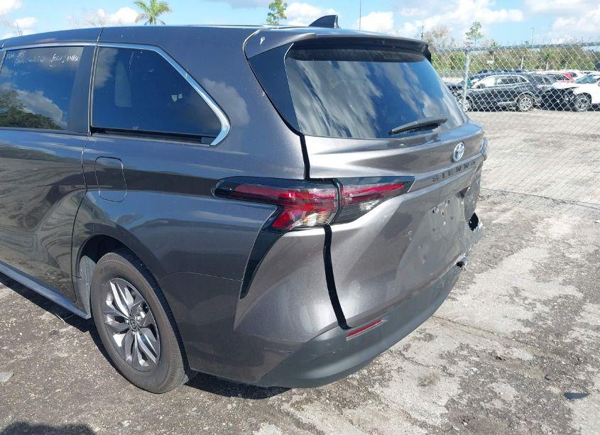 Photo 19 of 2024 Toyota Sienna LE (VIN 5TDKRKEC3RS187306)