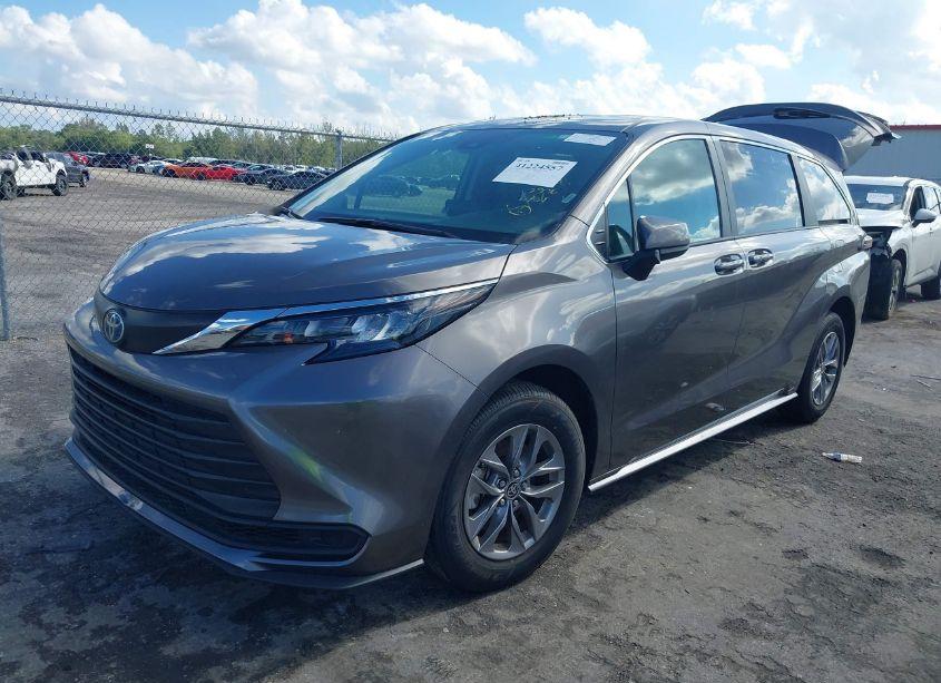 Photo 2 of 2024 Toyota Sienna LE (VIN 5TDKRKEC3RS187306)