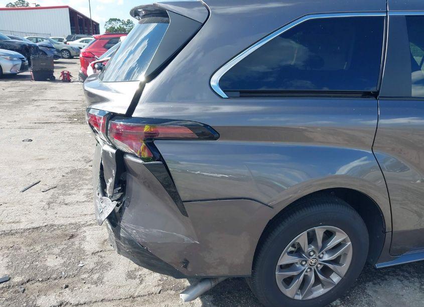 Photo 20 of 2024 Toyota Sienna LE (VIN 5TDKRKEC3RS187306)