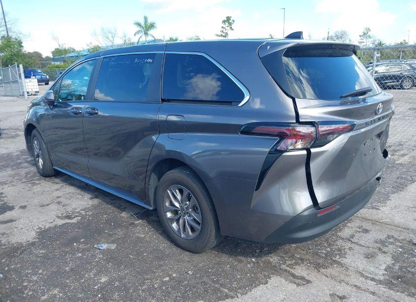 Photo 3 of 2024 Toyota Sienna LE (VIN 5TDKRKEC3RS187306)