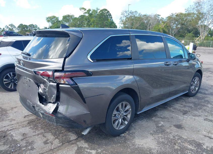 Photo 4 of 2024 Toyota Sienna LE (VIN 5TDKRKEC3RS187306)