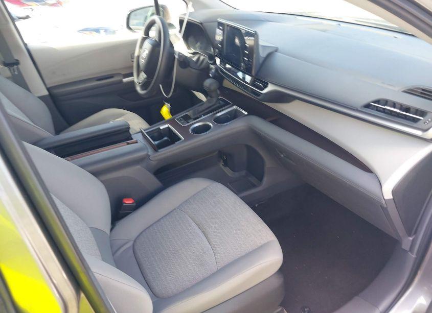 Photo 5 of 2024 Toyota Sienna LE (VIN 5TDKRKEC3RS187306)