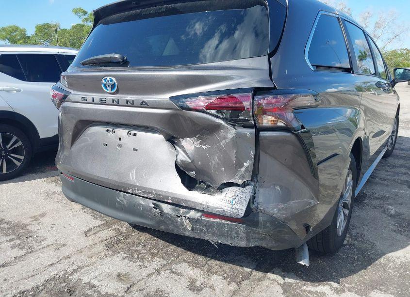 Photo 6 of 2024 Toyota Sienna LE (VIN 5TDKRKEC3RS187306)
