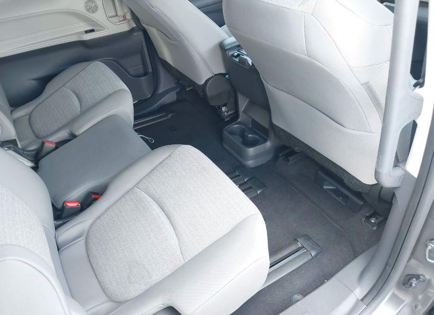 Photo 8 of 2024 Toyota Sienna LE (VIN 5TDKRKEC3RS187306)
