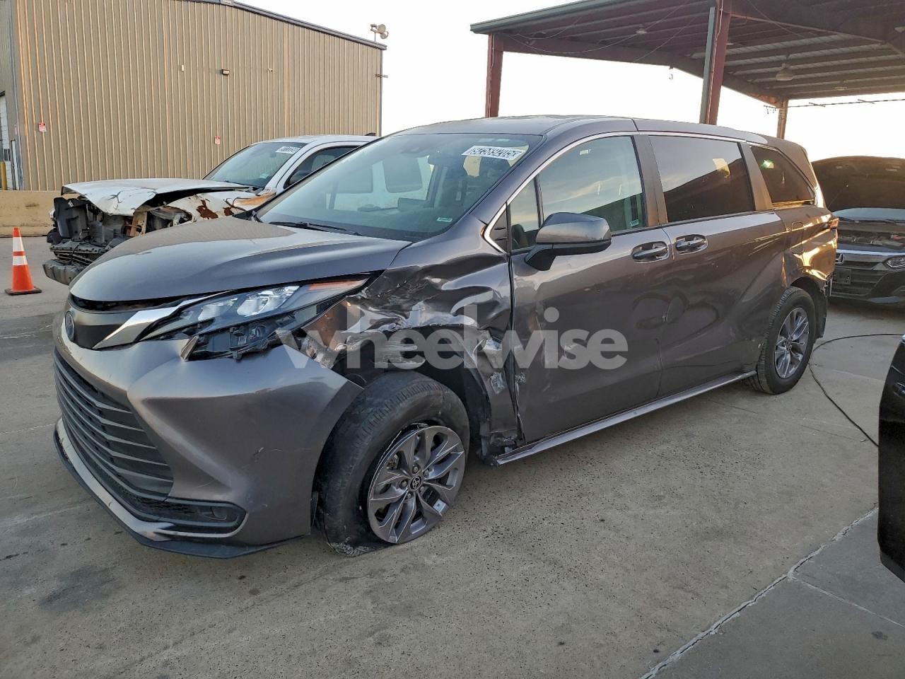 2024 TOYOTA SIENNA LE (VIN 5TDKRKEC3RS213497) main photo