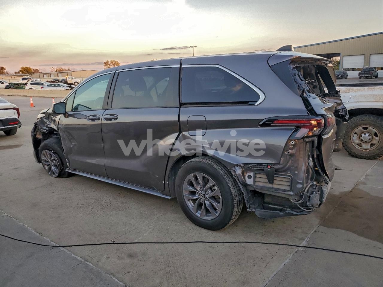 Photo 2 of 2024 TOYOTA SIENNA LE (VIN 5TDKRKEC3RS213497)