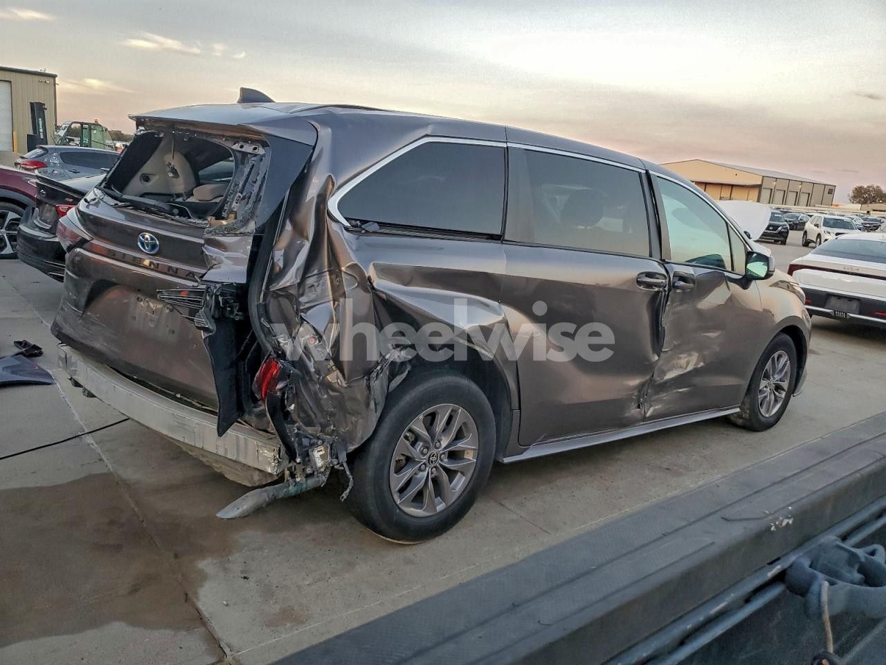 Photo 3 of 2024 TOYOTA SIENNA LE (VIN 5TDKRKEC3RS213497)
