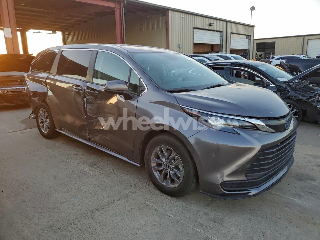 Photo 4 of 2024 TOYOTA SIENNA LE (VIN 5TDKRKEC3RS213497)