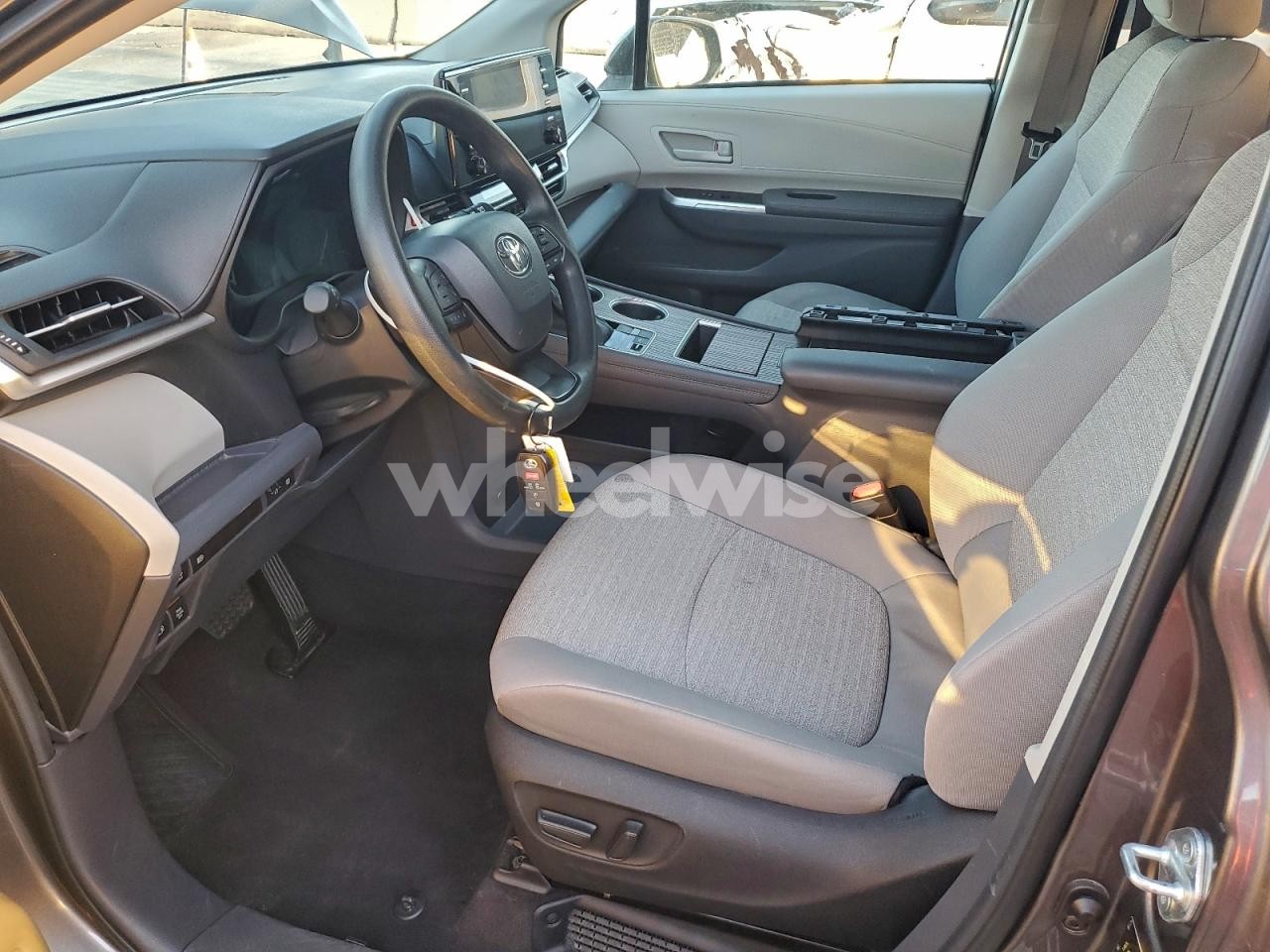 Photo 7 of 2024 TOYOTA SIENNA LE (VIN 5TDKRKEC3RS213497)