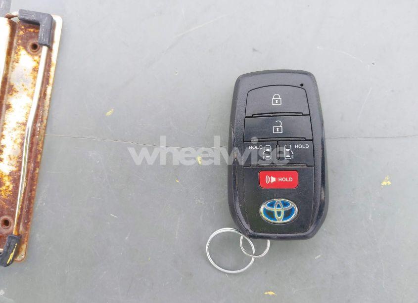 Photo 11 of 2021 Toyota Sienna LE (VIN 5TDKRKEC4MS073145)