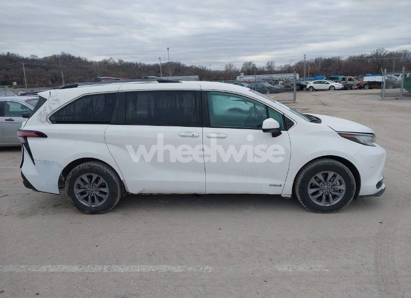 Photo 13 of 2021 Toyota Sienna LE (VIN 5TDKRKEC4MS073145)