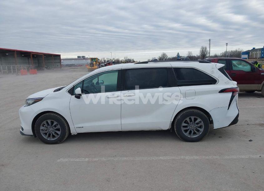 Photo 14 of 2021 Toyota Sienna LE (VIN 5TDKRKEC4MS073145)