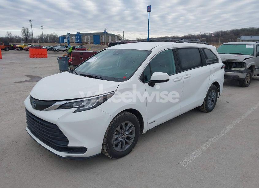 Photo 2 of 2021 Toyota Sienna LE (VIN 5TDKRKEC4MS073145)