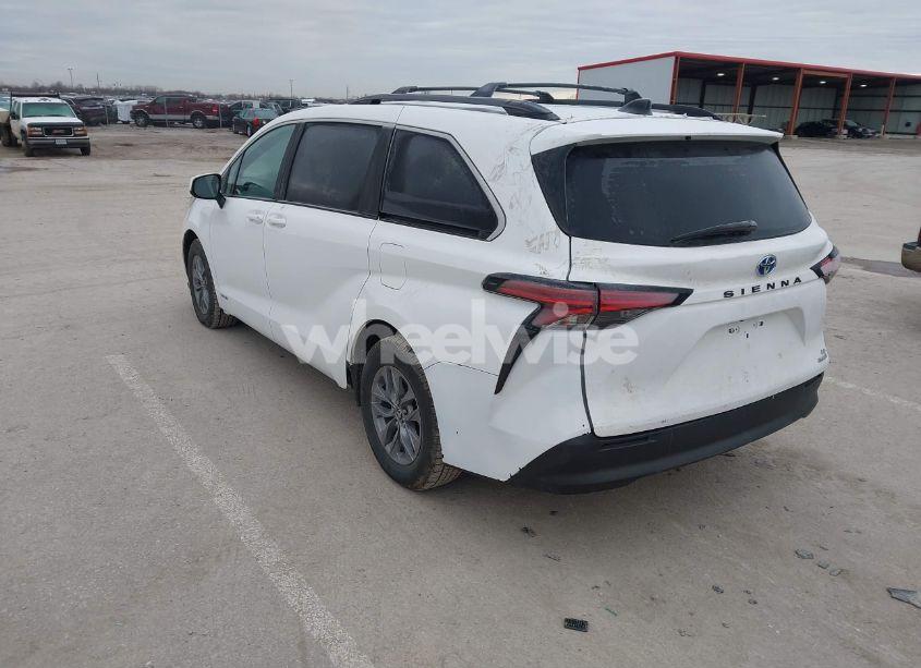 Photo 3 of 2021 Toyota Sienna LE (VIN 5TDKRKEC4MS073145)