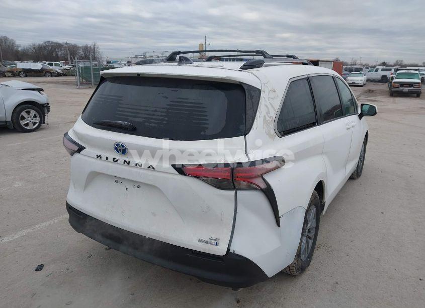 Photo 6 of 2021 Toyota Sienna LE (VIN 5TDKRKEC4MS073145)