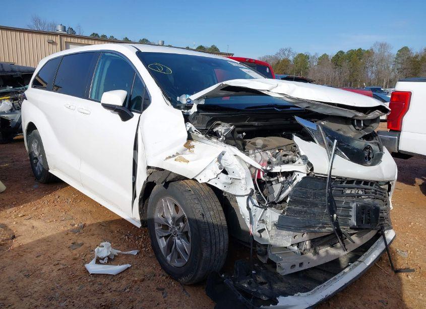 2022 Toyota Sienna LE (VIN 5TDKRKEC4NS101172) main photo