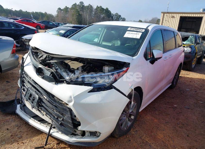 Photo 2 of 2022 Toyota Sienna LE (VIN 5TDKRKEC4NS101172)