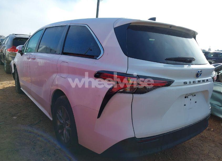 Photo 3 of 2022 Toyota Sienna LE (VIN 5TDKRKEC4NS101172)
