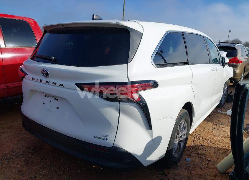 Photo 4 of 2022 Toyota Sienna LE (VIN 5TDKRKEC4NS101172)