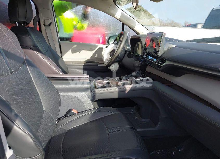 Photo 5 of 2022 Toyota Sienna LE (VIN 5TDKRKEC4NS101172)