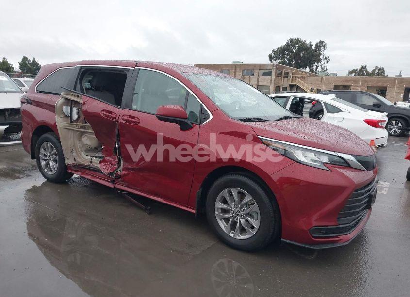 2022 Toyota Sienna LE (VIN 5TDKRKEC4NS118263) main photo