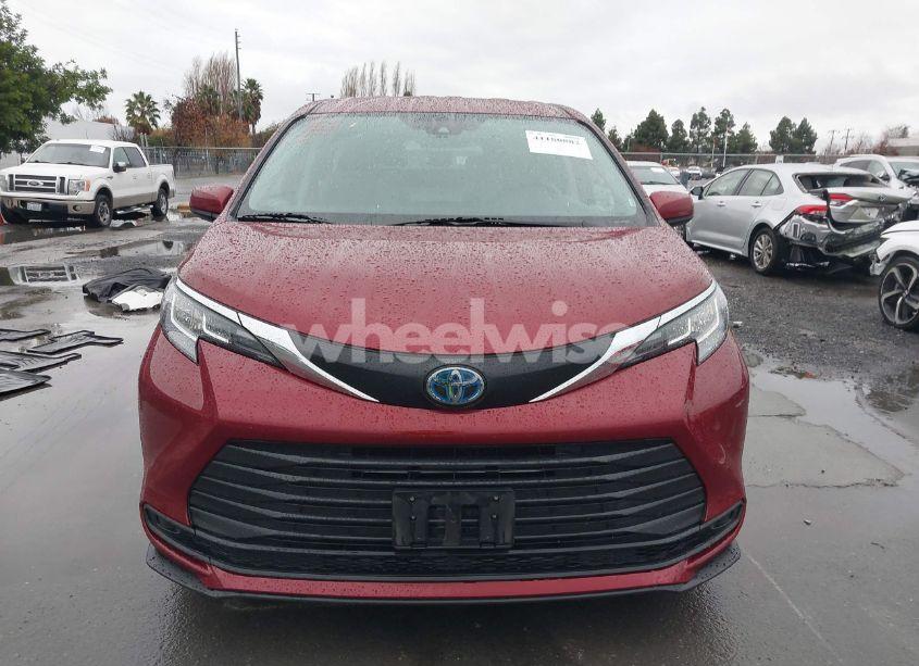 Photo 13 of 2022 Toyota Sienna LE (VIN 5TDKRKEC4NS118263)