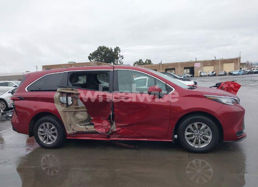 Photo 14 of 2022 Toyota Sienna LE (VIN 5TDKRKEC4NS118263)