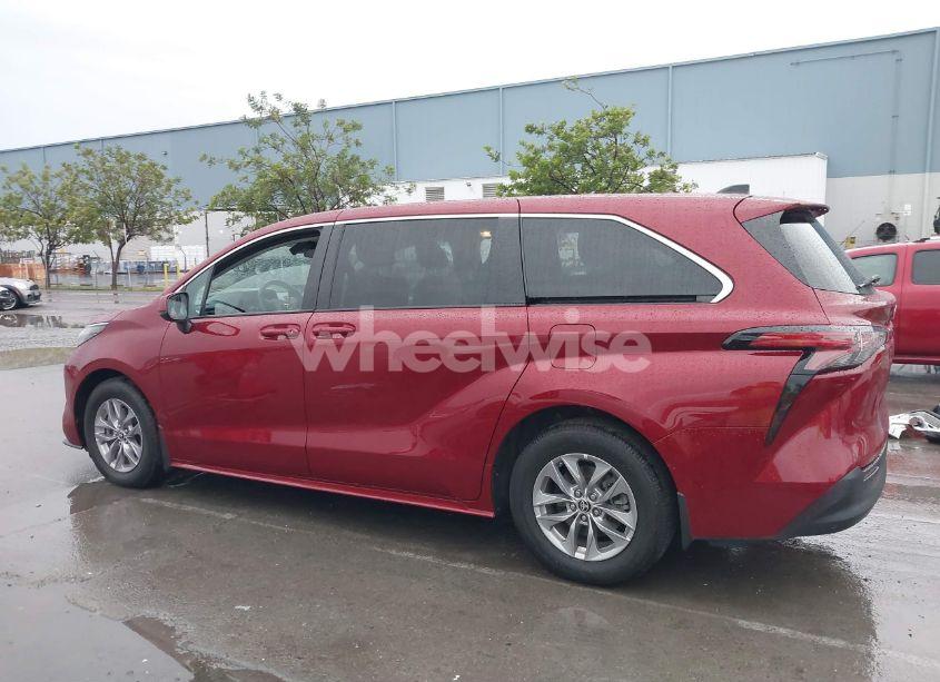 Photo 15 of 2022 Toyota Sienna LE (VIN 5TDKRKEC4NS118263)
