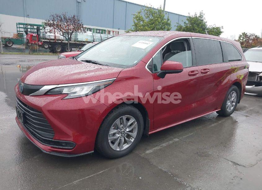 Photo 2 of 2022 Toyota Sienna LE (VIN 5TDKRKEC4NS118263)