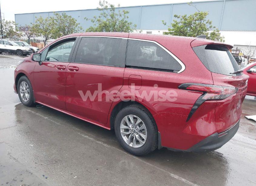 Photo 3 of 2022 Toyota Sienna LE (VIN 5TDKRKEC4NS118263)