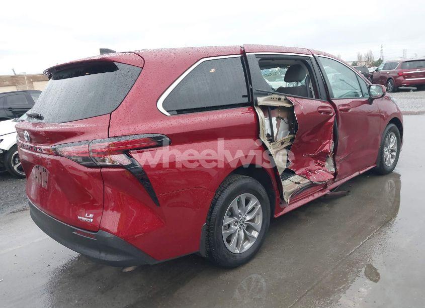 Photo 4 of 2022 Toyota Sienna LE (VIN 5TDKRKEC4NS118263)