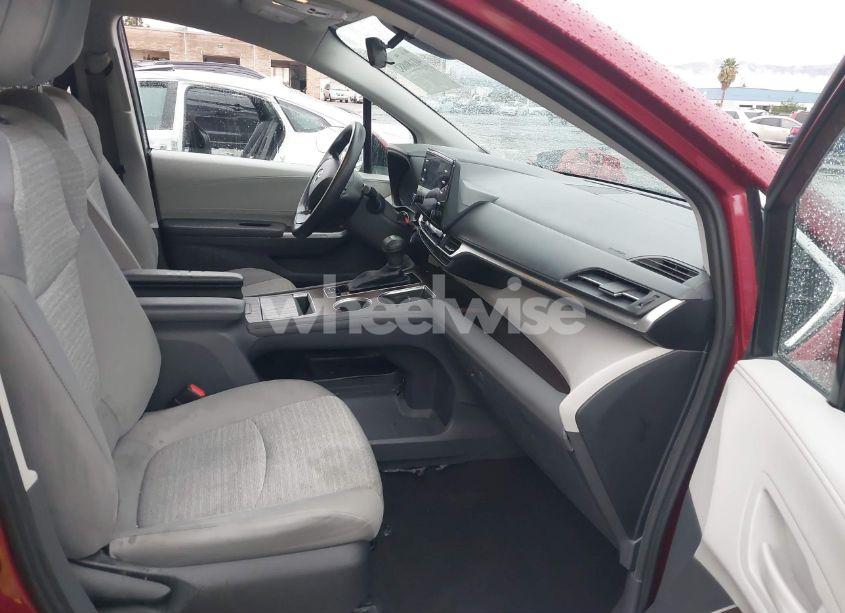 Photo 5 of 2022 Toyota Sienna LE (VIN 5TDKRKEC4NS118263)