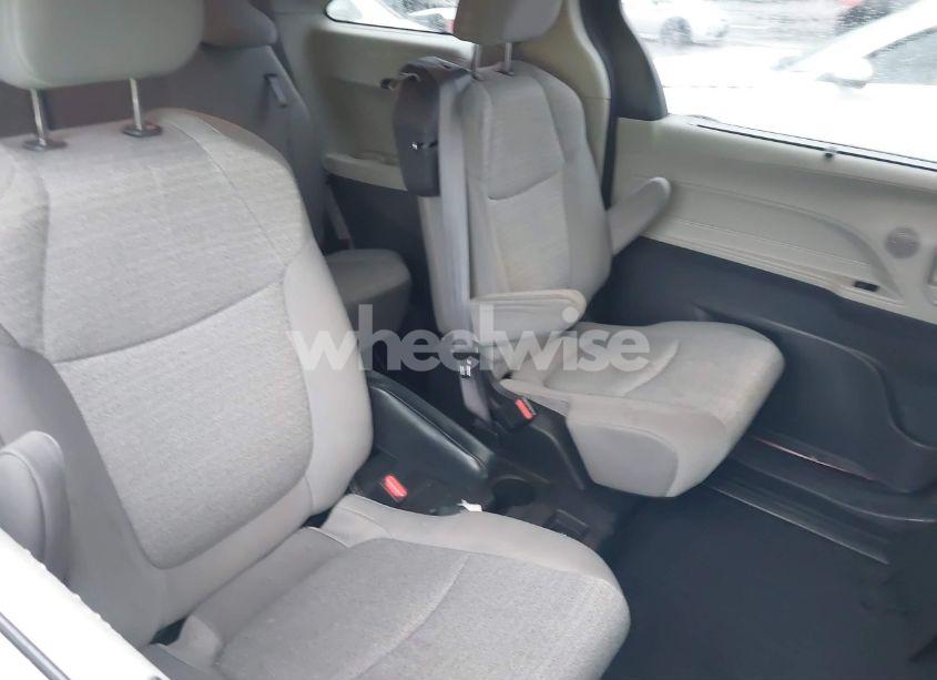 Photo 8 of 2022 Toyota Sienna LE (VIN 5TDKRKEC4NS118263)